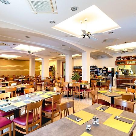 Hotel Angelus Ріміні Екстер'єр фото