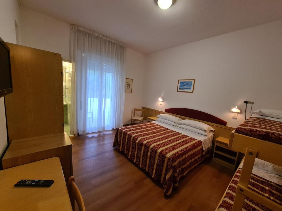 Hotel Angelus Ріміні Екстер'єр фото