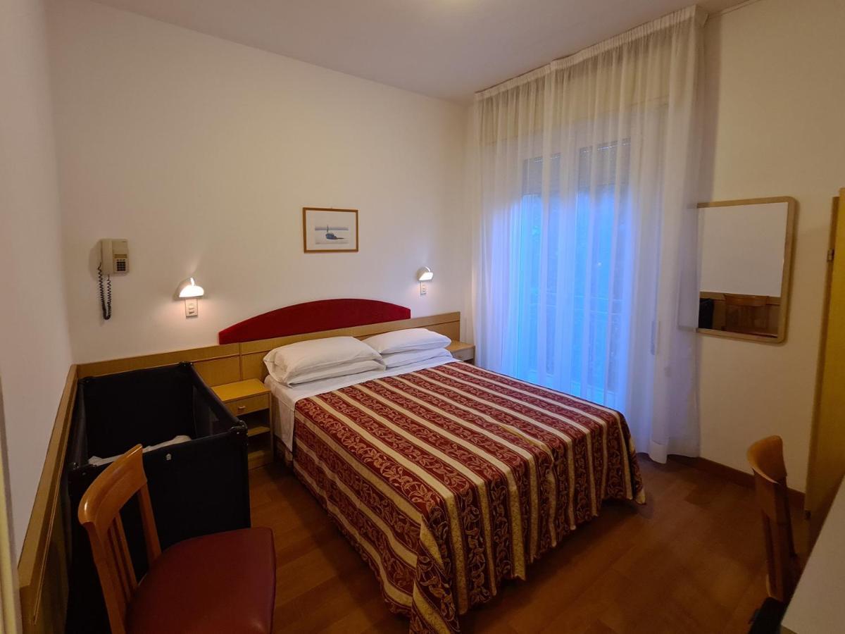 Hotel Angelus Ріміні Екстер'єр фото