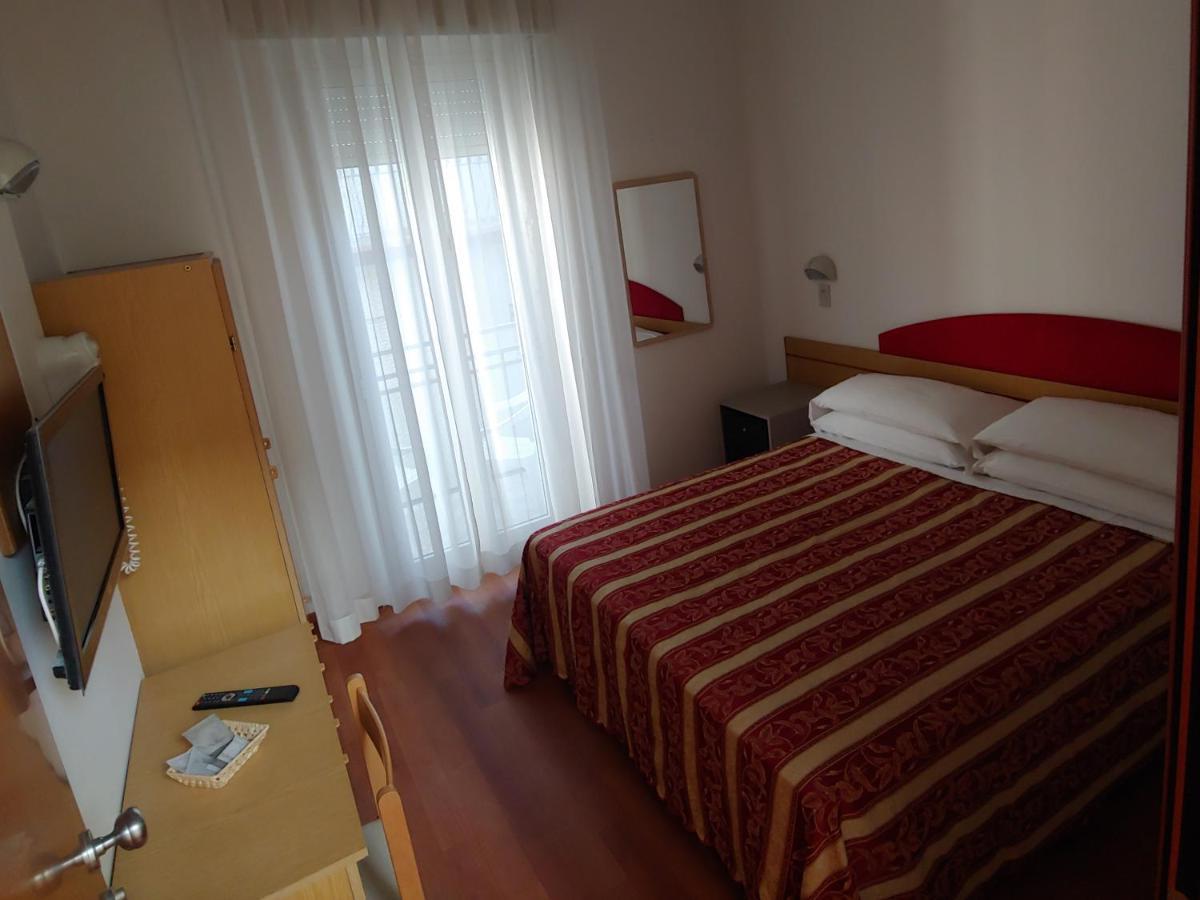 Hotel Angelus Ріміні Екстер'єр фото