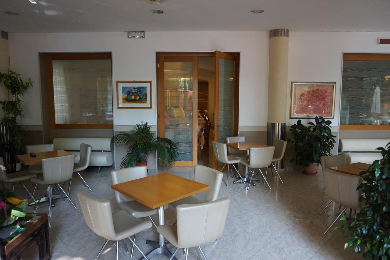 Hotel Angelus Ріміні Екстер'єр фото