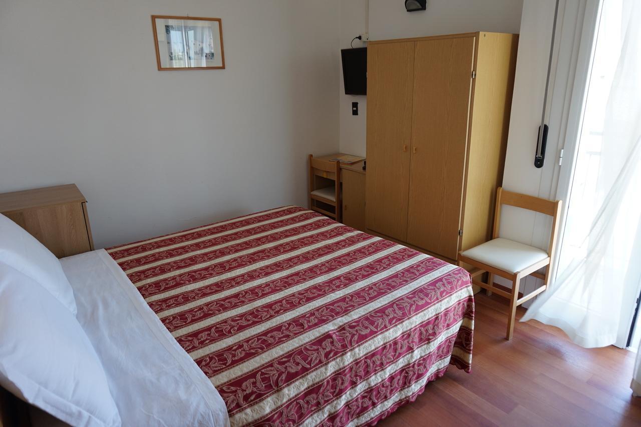 Hotel Angelus Ріміні Екстер'єр фото