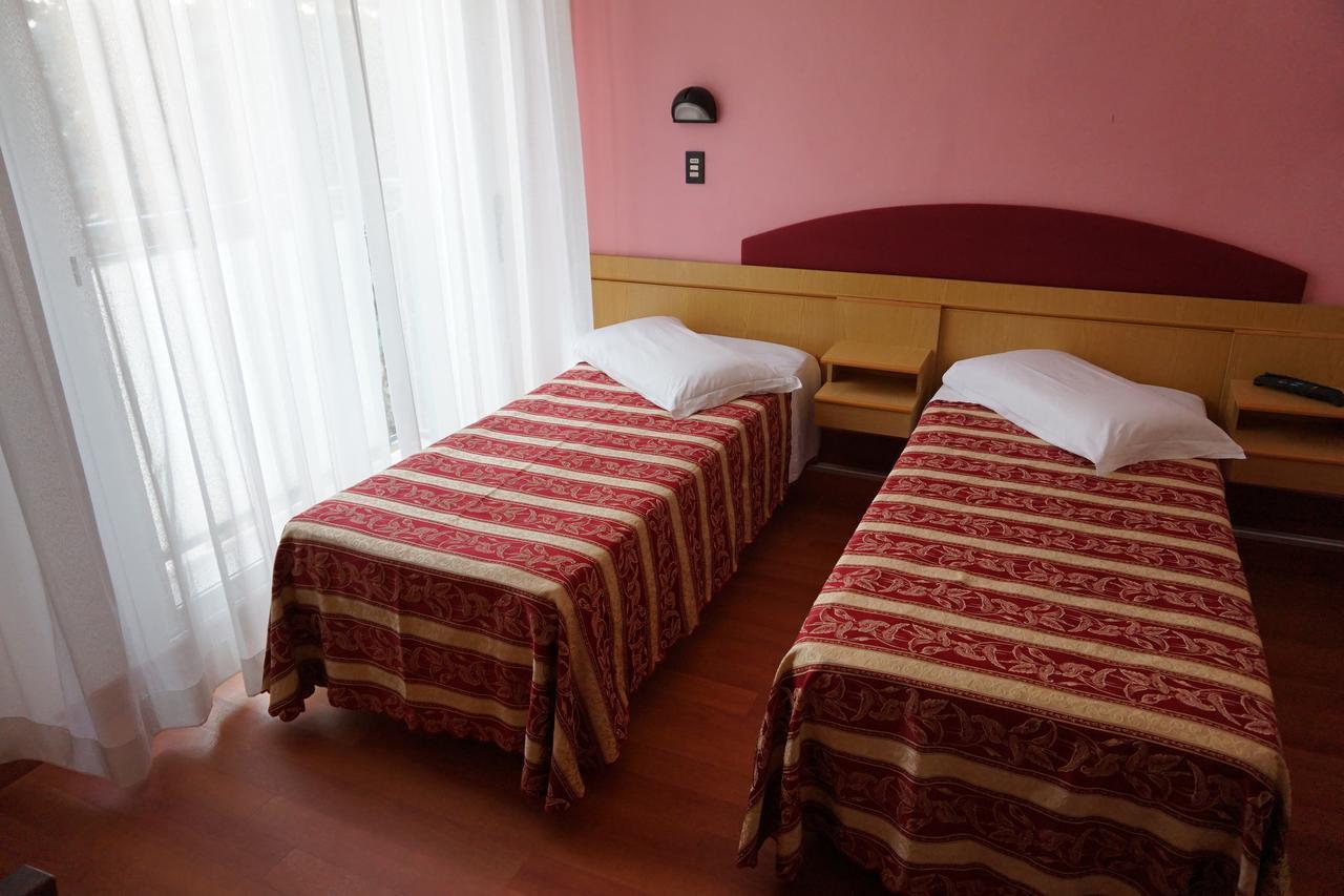 Hotel Angelus Ріміні Екстер'єр фото
