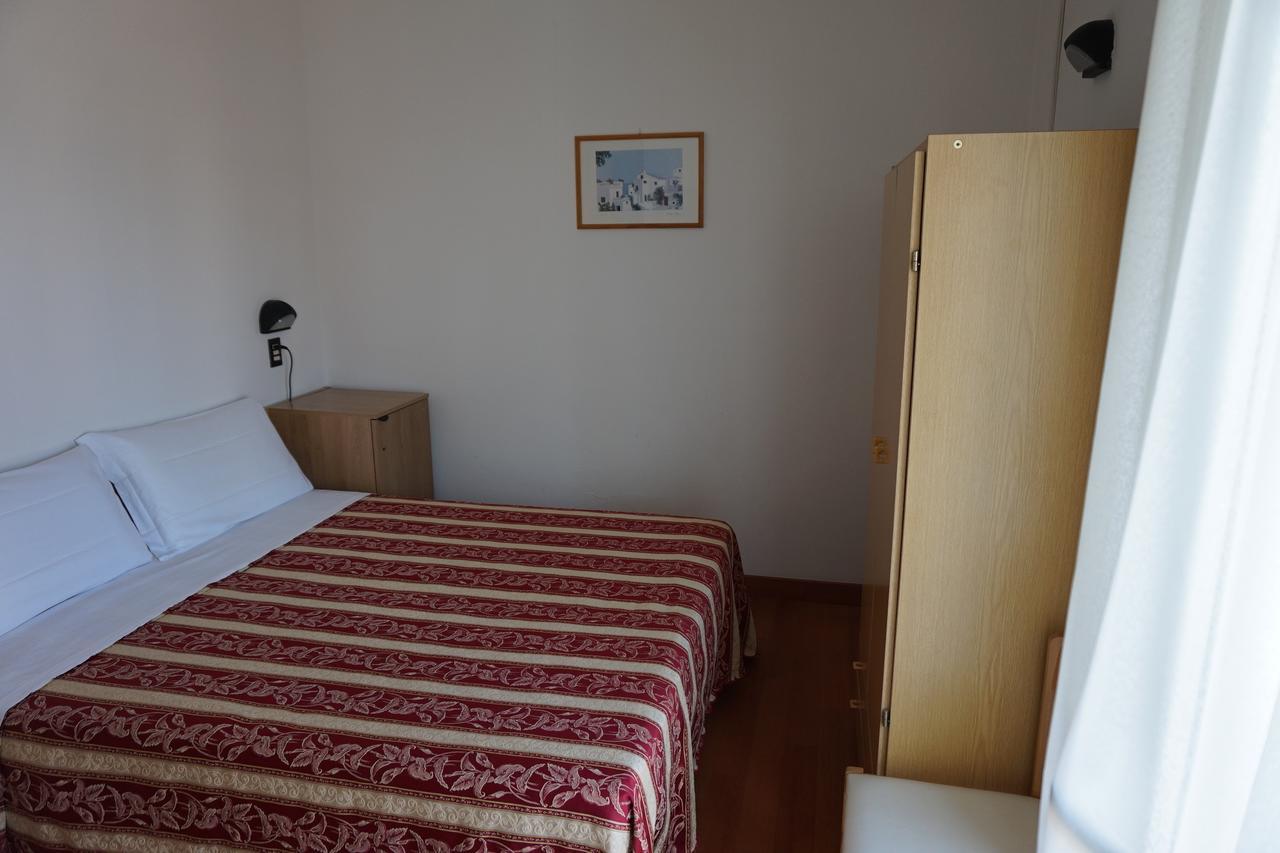 Hotel Angelus Ріміні Екстер'єр фото