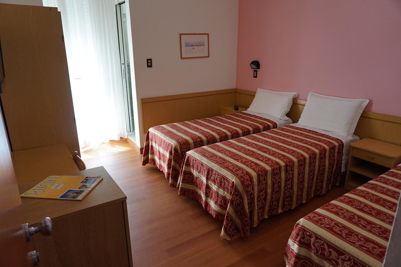 Hotel Angelus Ріміні Екстер'єр фото