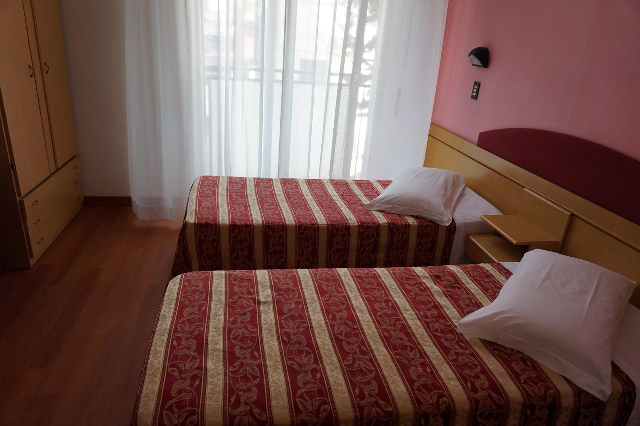 Hotel Angelus Ріміні Екстер'єр фото