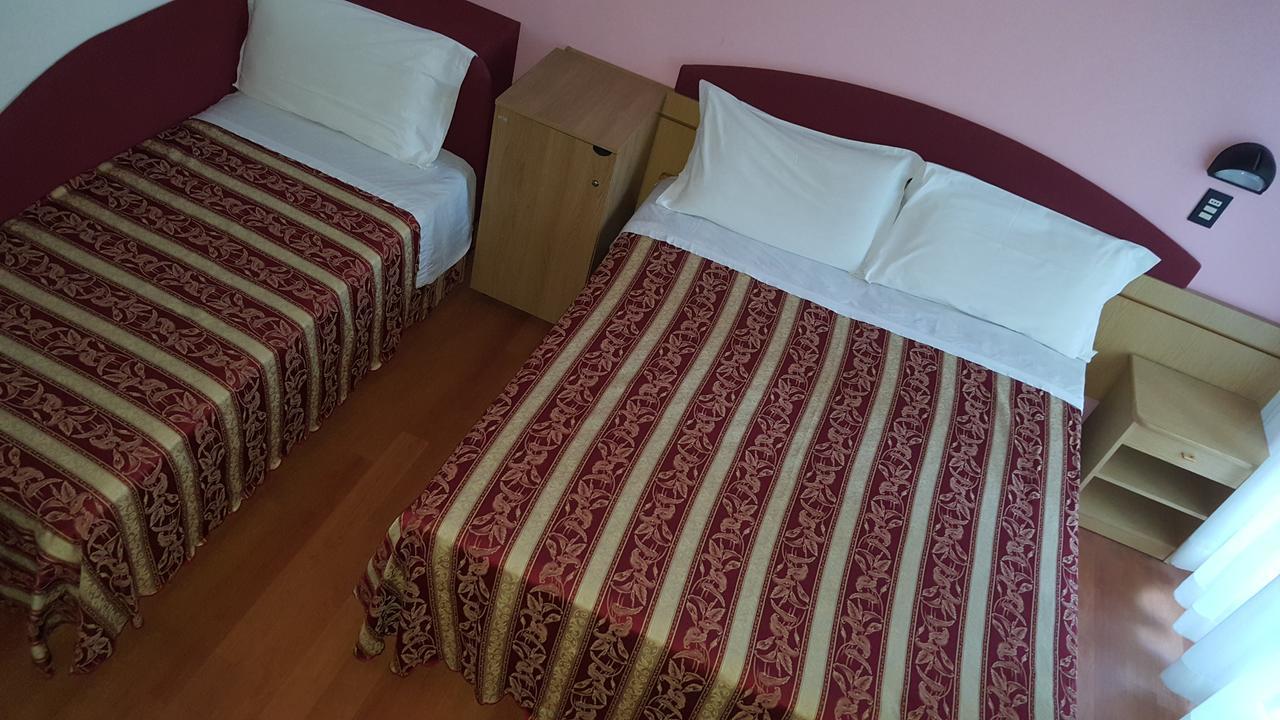 Hotel Angelus Ріміні Екстер'єр фото