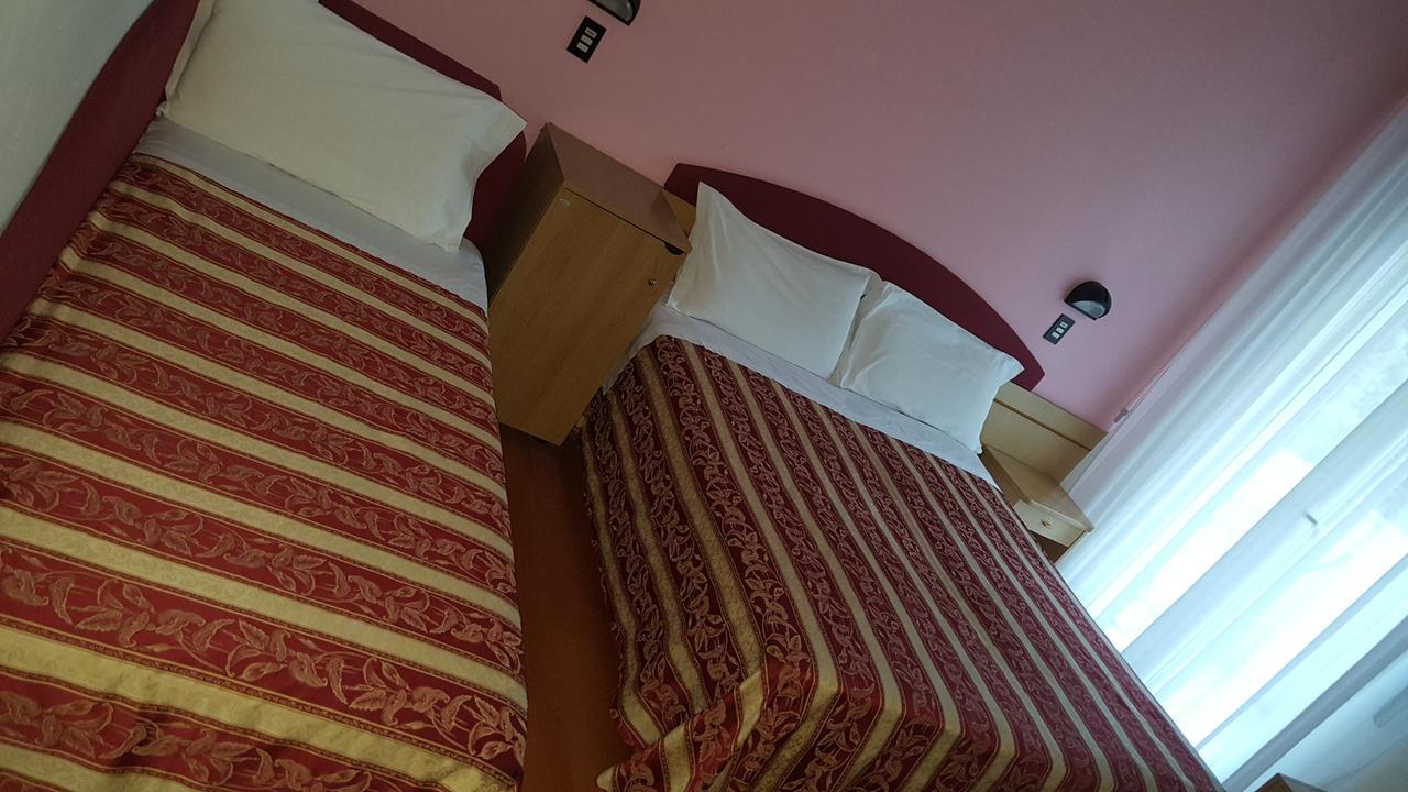 Hotel Angelus Ріміні Екстер'єр фото