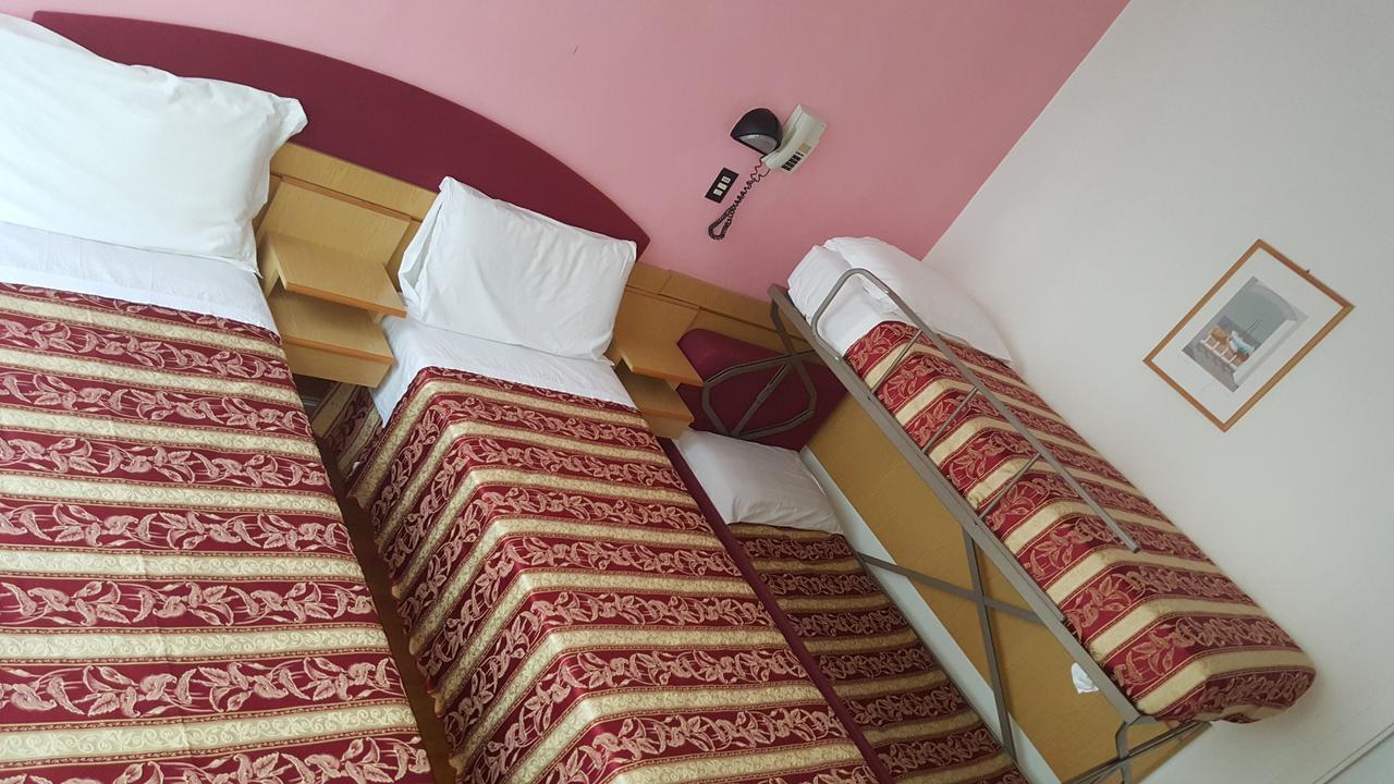 Hotel Angelus Ріміні Екстер'єр фото