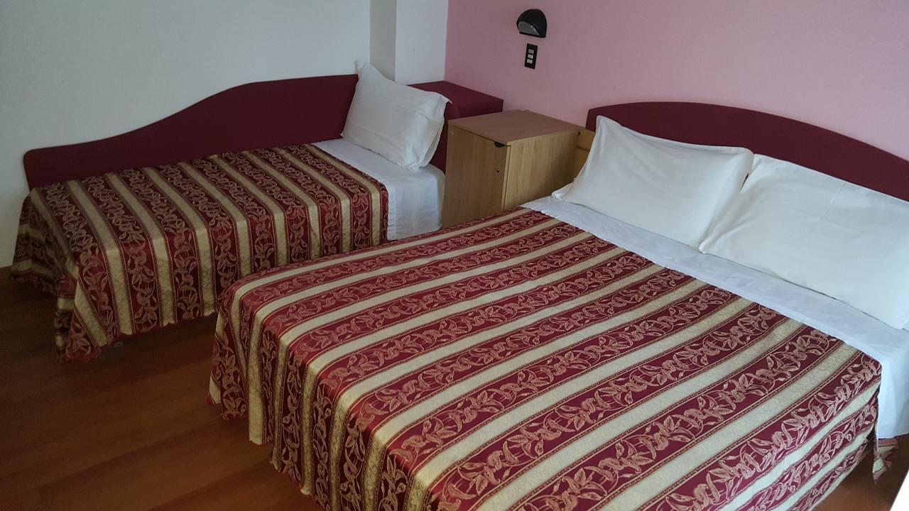 Hotel Angelus Ріміні Екстер'єр фото