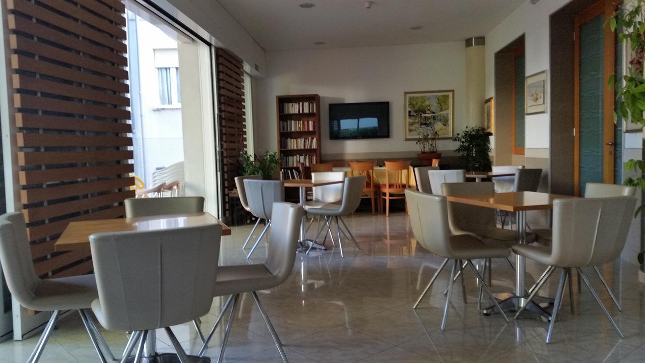 Hotel Angelus Ріміні Екстер'єр фото